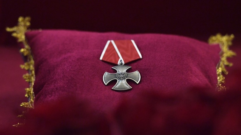 Ордена Мужества вручили родным погибших членов экипажа Ил-7