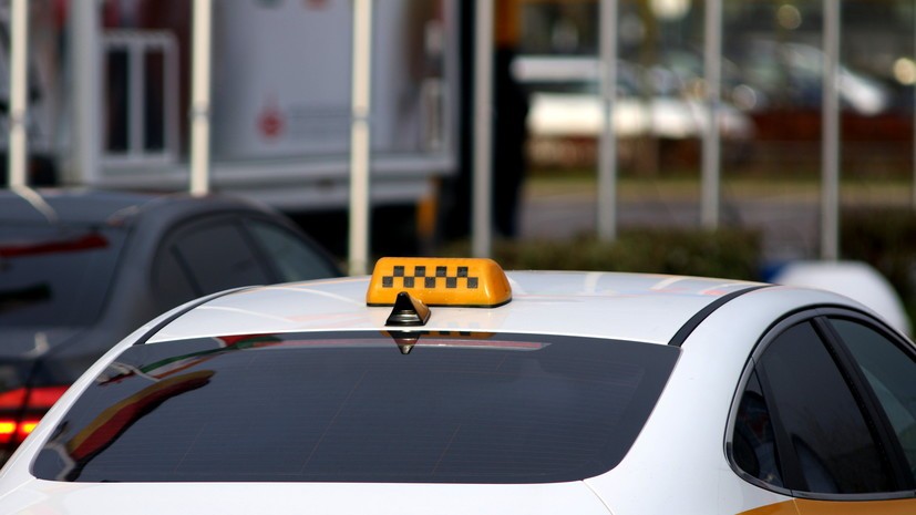 Таксист распылил баллончик на беременную женщину и ребёнка в Петербурге