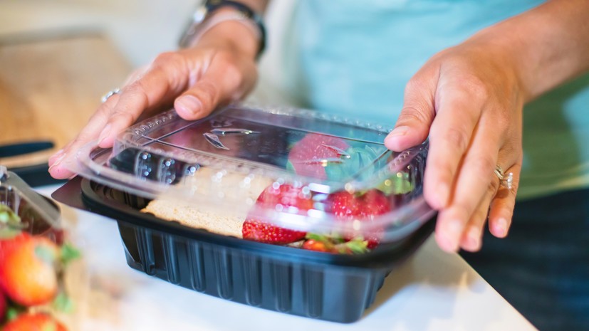 Эксперт раскрыл опасность фольги и пластиковых контейнеров для здоровья