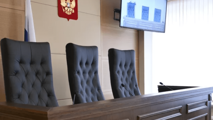 Суд в Москве приговорил правозащитника Орлова к 2,5 года колонии за фейки о ВС