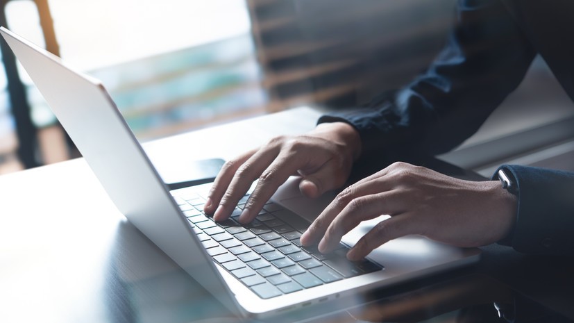 В сети разошёлся ролик с девушкой из России, спевшей «дуэтом» с гудящей трубой