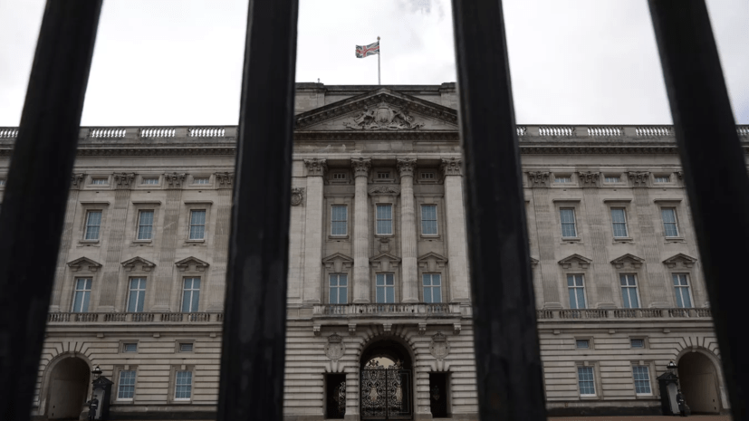 Daily Express: в ворота Букингемского дворца врезался автомобиль