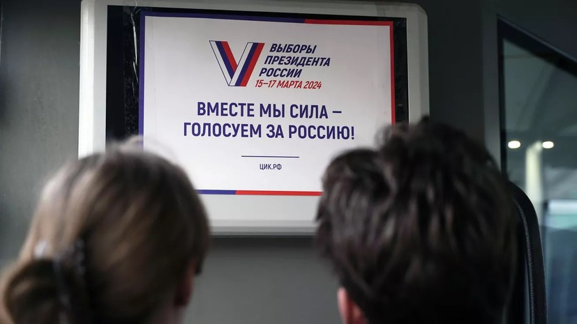 Желающие проголосовать на выборах президента в Луганске выстраиваются в очереди