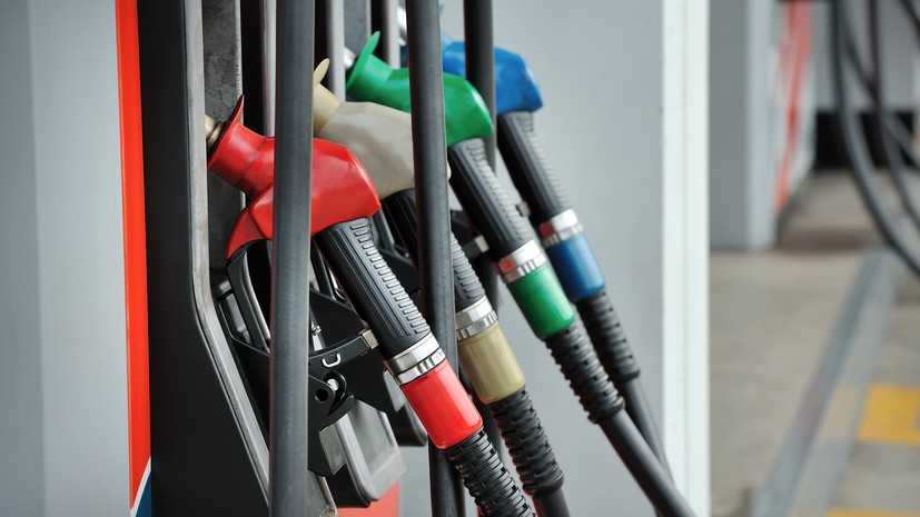 Новак поручил проанализировать случаи превышения розничных цен на АЗС в регионах