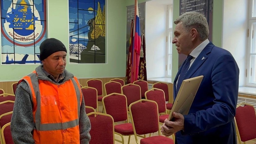 Дворнику, спасшему людей при пожаре в Петербурге, вручили картину