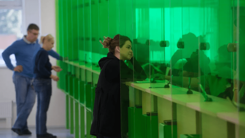 «Известия»: в России хотят упростить получение виз для иностранных инвесторов