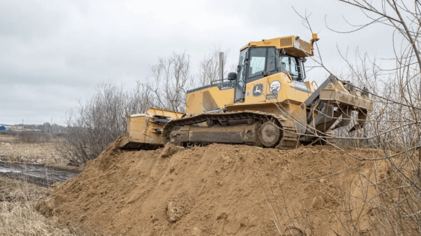 Группу спасателей отправили в село Тюменской области для укрепления дамб