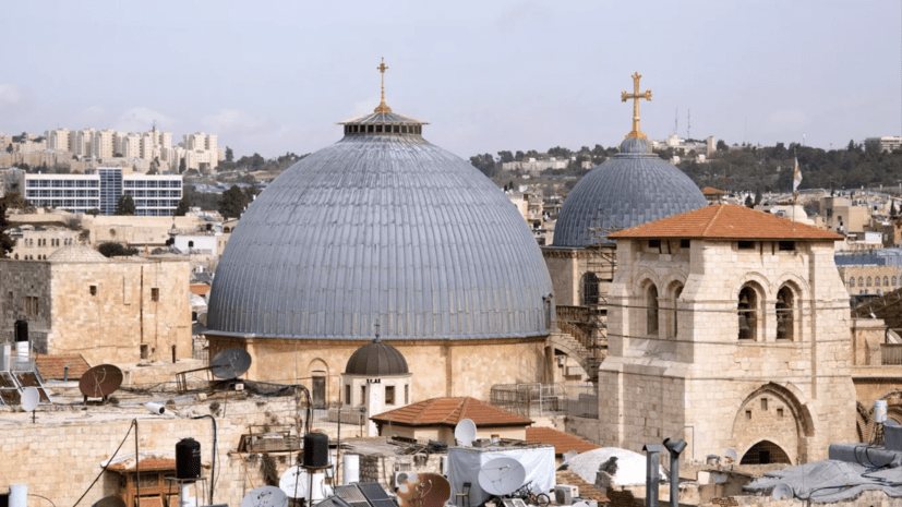 Делегация из России прибыла в храм Гроба Господня за Благодатным огнём