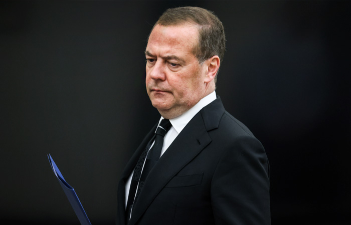 Медведев заявил, что контракт с ВС РФ в 2024 г. заключили около 450 тыс. человек