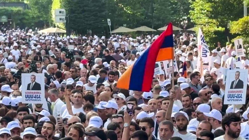 «Абсолютно незаконное уголовное преследование»: в Ереване тысячи людей вышли на митинг в поддержку Карапетяна
