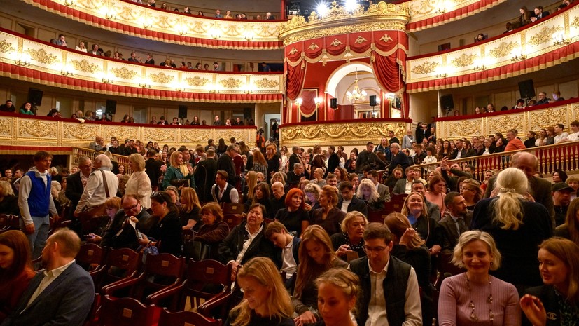 «Держите на работе дежурный аксессуар»: модельер — о том, что надеть в театр