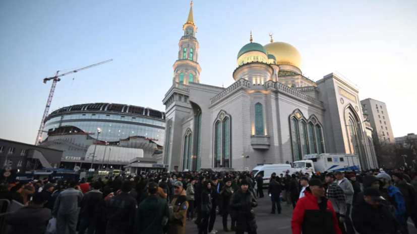 Тысячи мусульман посетили праздничную молитву в Московской соборной мечети