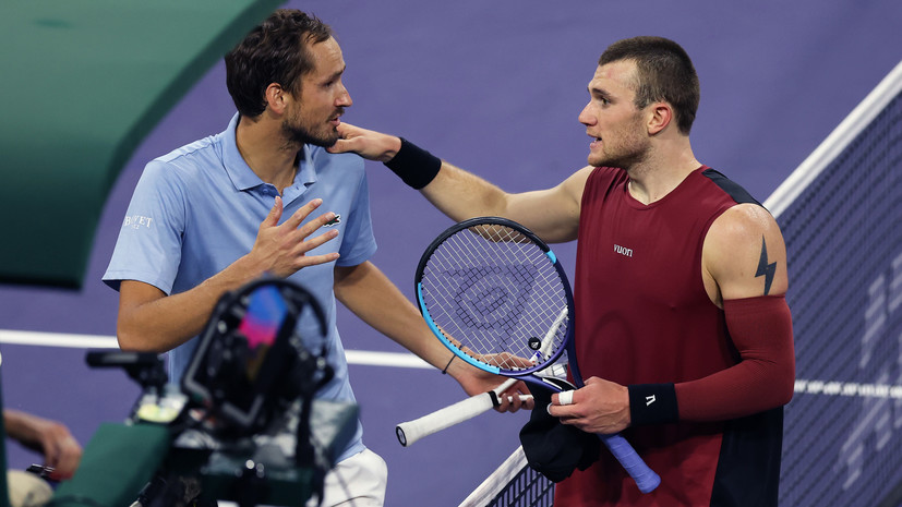 «На его месте я бы разозлился и взбесился»: Медведев не без скандала вышел в полуфинал «Мастерса» в Индиан-Уэллсе