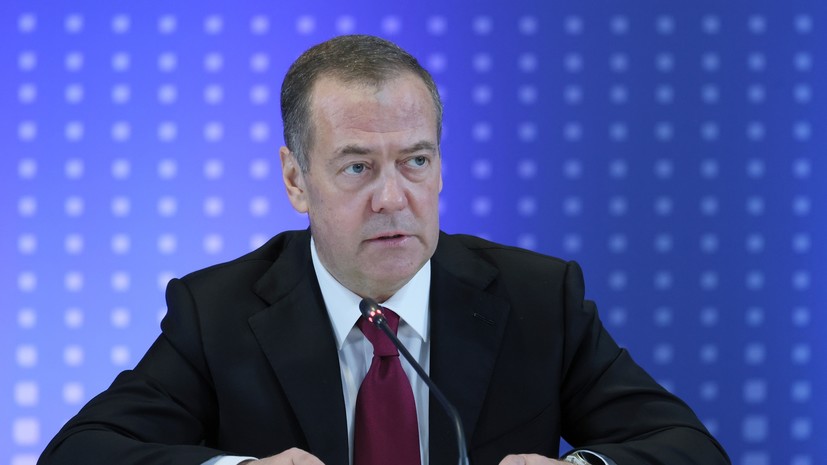 Медведев проконтролировал выполнение гособоронзаказа в Смоленской области