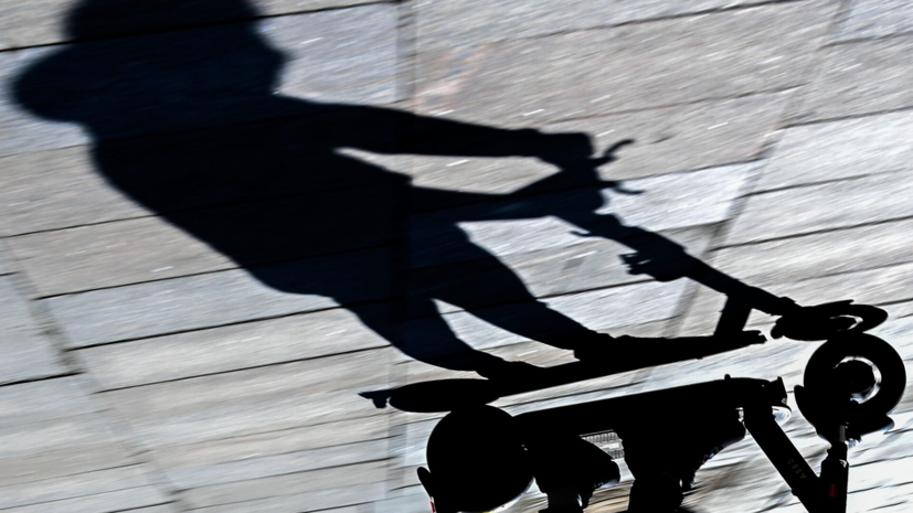 В России призвали увеличить размер штрафа за езду на электросамокате вдвоём