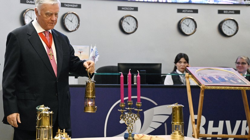 Частицу Благодатного огня доставили из Иерусалима в Москву