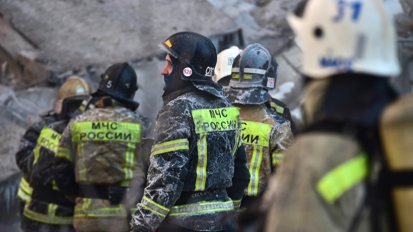 В Махачкале обрушилась часть кровли горящего многоквартирного дома