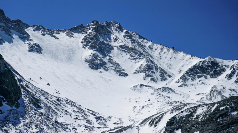 МЧС: туристов в горах Бурятии накрыло лавиной