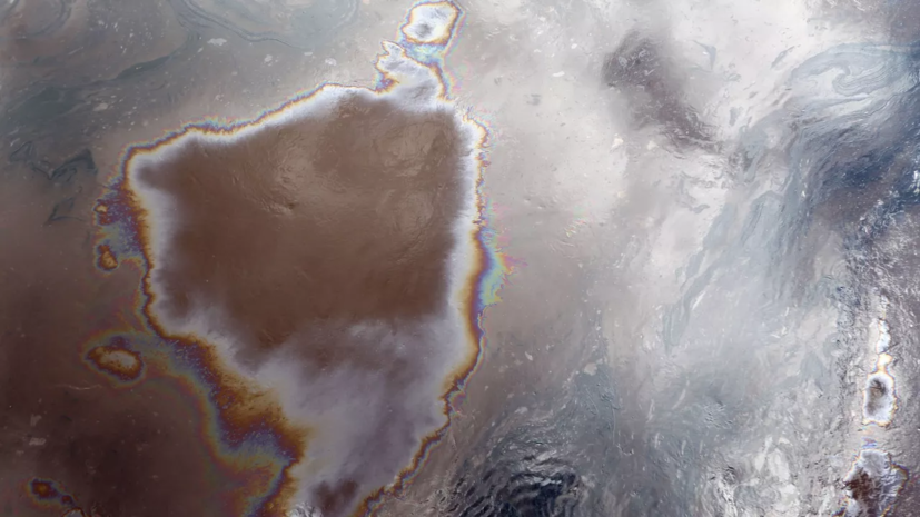 В реке Туапсе из-за дождей произошёл перелив нефтепродуктов через заграждения