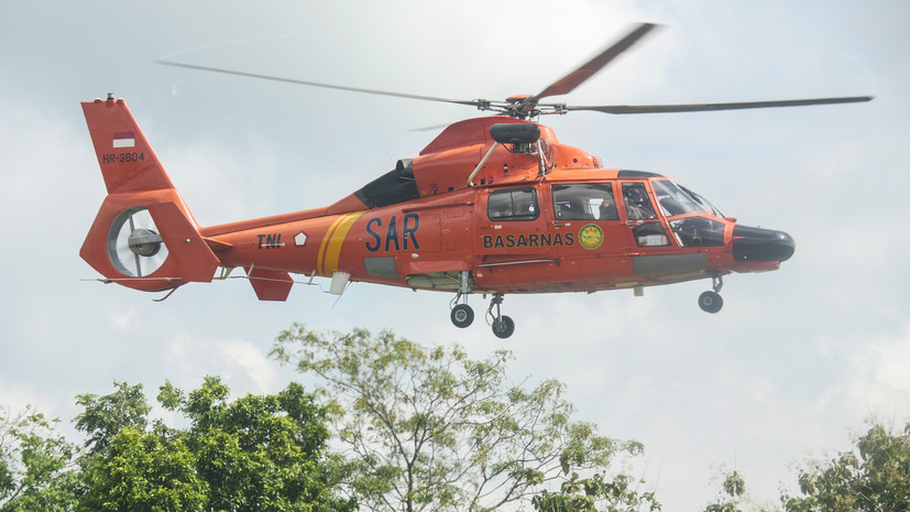 Россияне на Бали застряли на скале, их эвакуировали вертолётом