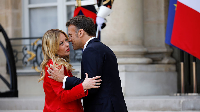 Объятия Макрона и Мелони на встрече в Париже спровоцировали скандал