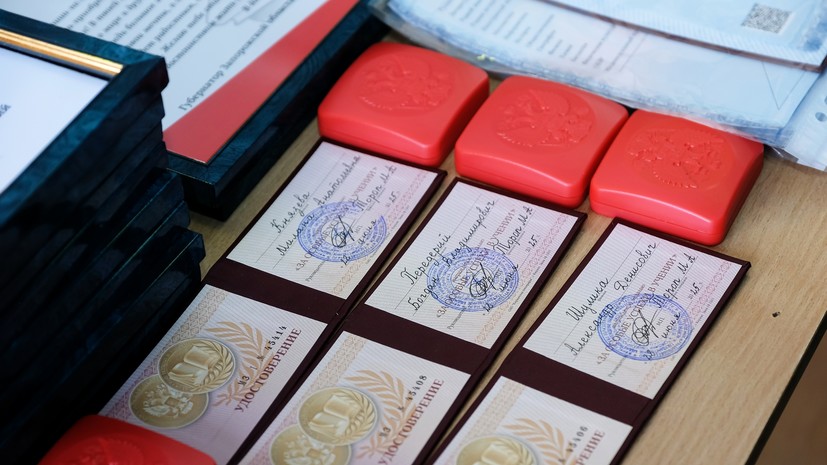 Минпросвещения рекомендовало провести выпускные в школах России 27 июня