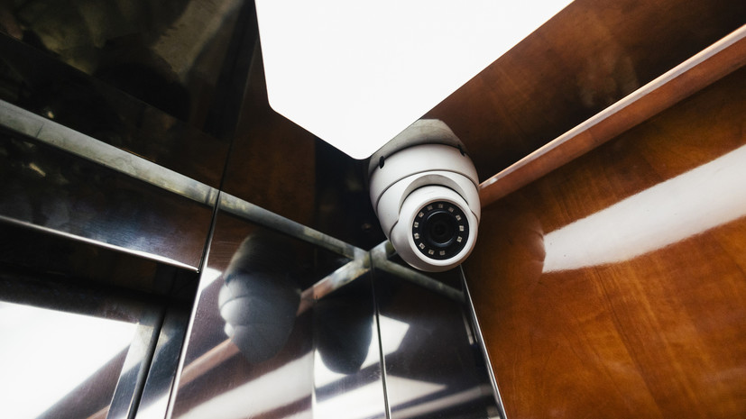 Юрист: установка камеры в лифте не запрещена, но требует соблюдения правил