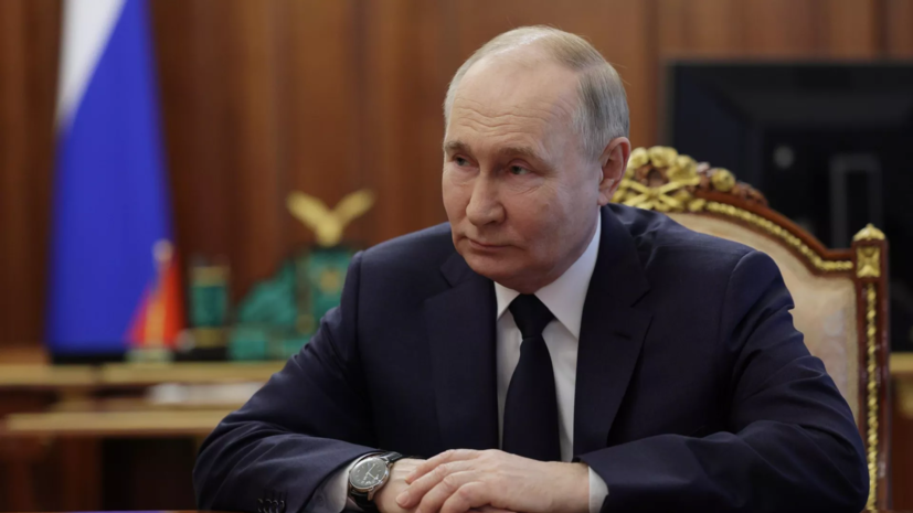 Путина в аэропорту Пекина встретил глава МИД Китая Ван И