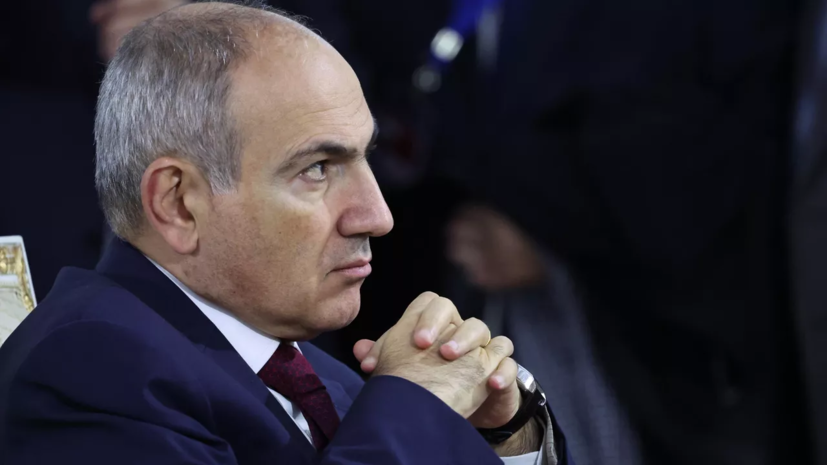 Пашинян не разрешил разрезать торт в форме карты Армении