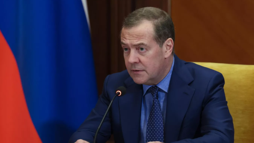 Медведев обратился к Зеленскому после решения перезахоронить нациста в Киеве