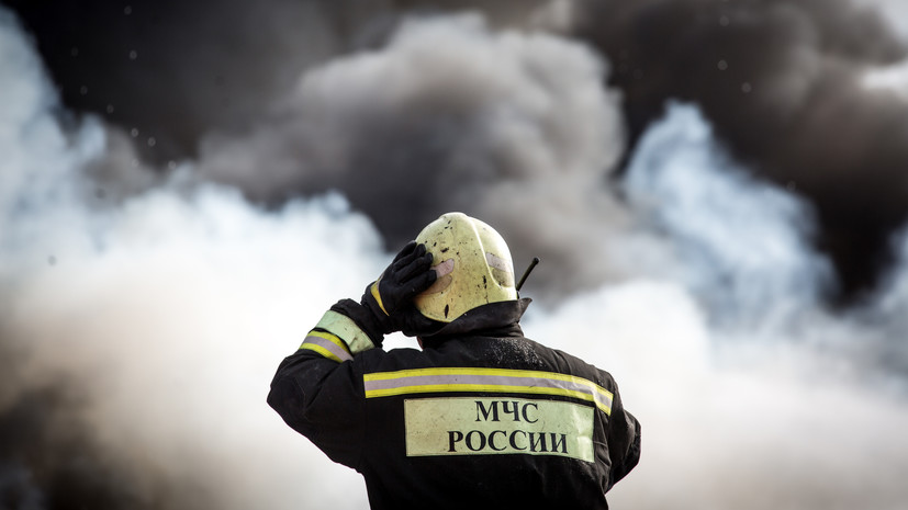 Под Пятигорском на площади 1100 квадратных метров горит рынок