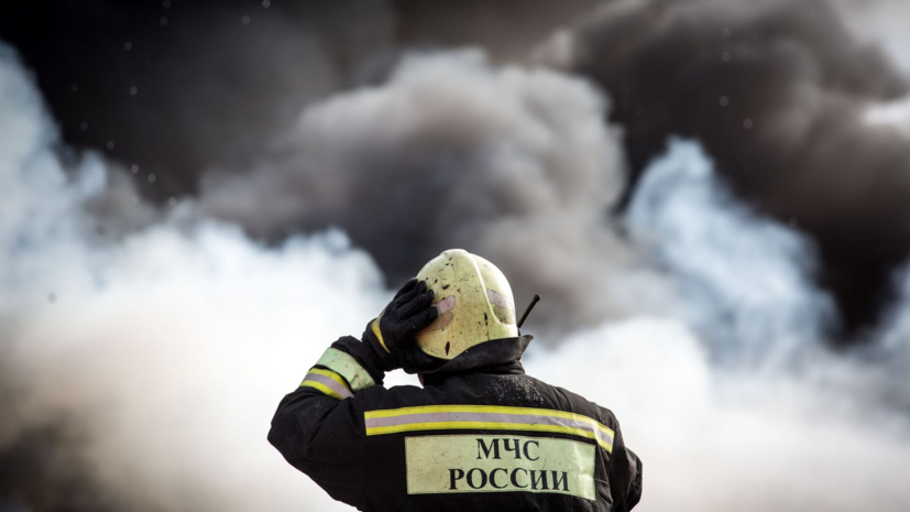 В Новосибирской области на площади 5000 квадратных метров горит торговый центр