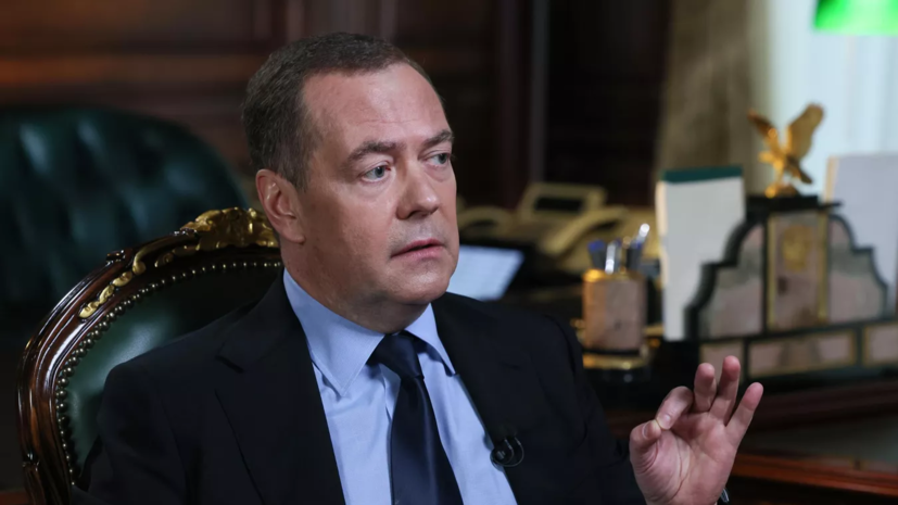 Медведев назвал борьбу Запада с Россией причиной провала западной экономики