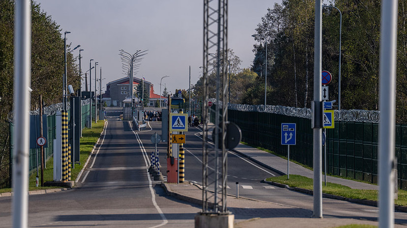 В Нарве процветает торговля местами в очереди на границу с Россией