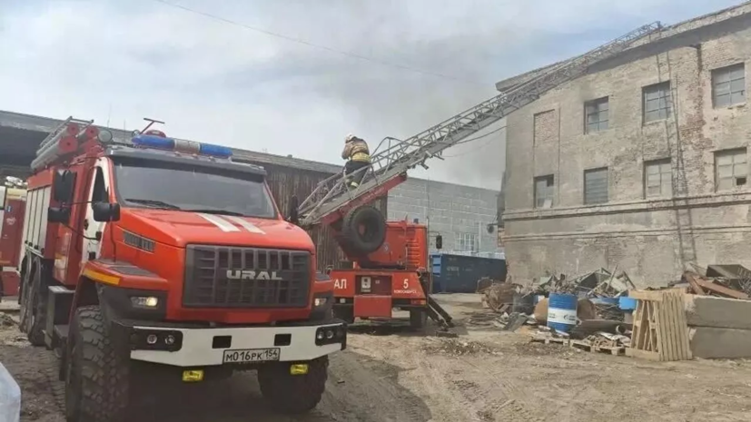 В Новосибирске ликвидировали открытое горение на складе с пластиком