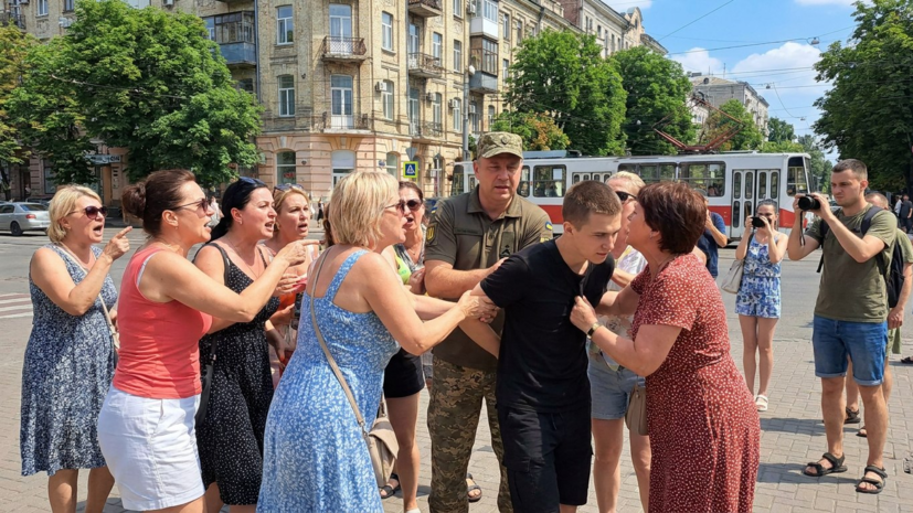 Женщины в Днепропетровске отбили у ТЦК молодого человека