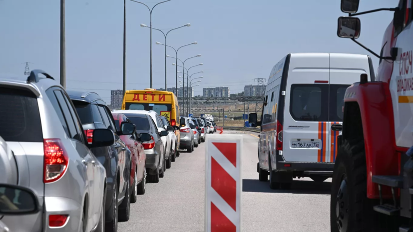 В очереди на досмотр у Крымского моста находится 900 автомобилей