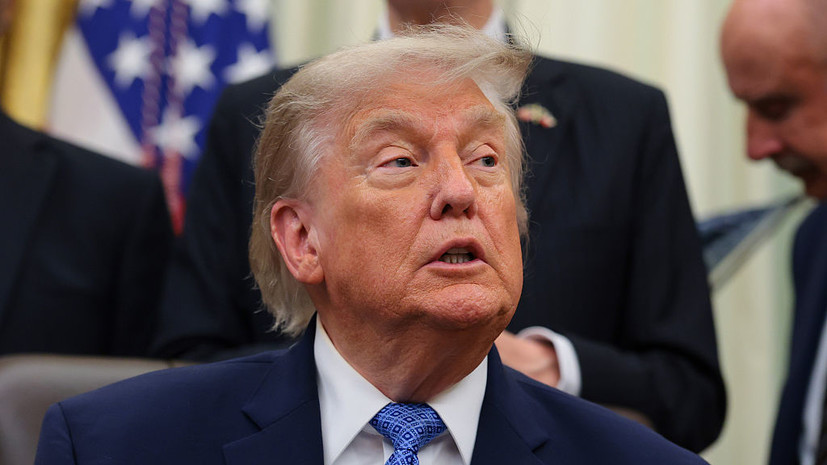 Трамп изобразил себя в виде атланта, держащего Землю на плечах