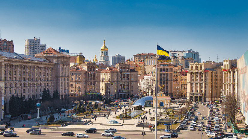 Жители Киева вышли на митинг перед мэрией из-за повышения цен на проезд