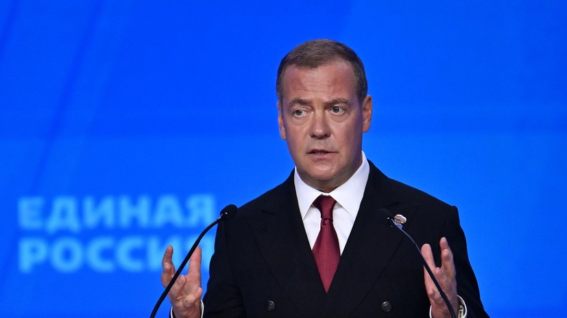 Медведев назвал патриотами россиян, заключающих контракты на службу в ВС России