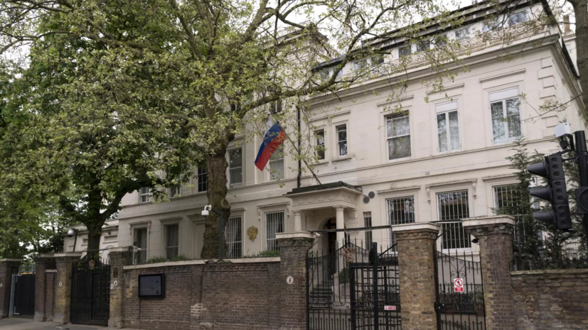 Дипмиссия России отвергла слухи о планах снизить уровень дипотношений с Лондоном