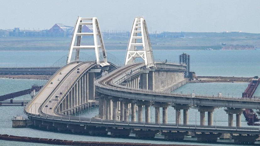 Автомобильное движение по Крымскому мосту временно остановлено