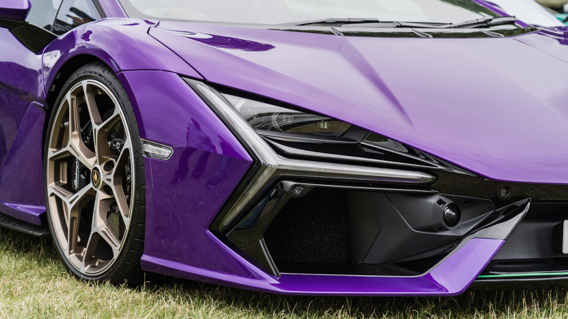 Фиолетовый Lamborghini врезался в дом в Екатеринбурге