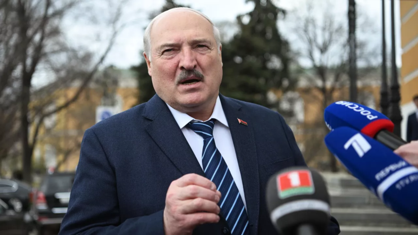 Лукашенко призвал белорусов активнее покупать избы в сёлах