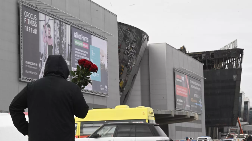 Билетёр «Крокуса» рассказал RT, как выводил людей через служебный выход